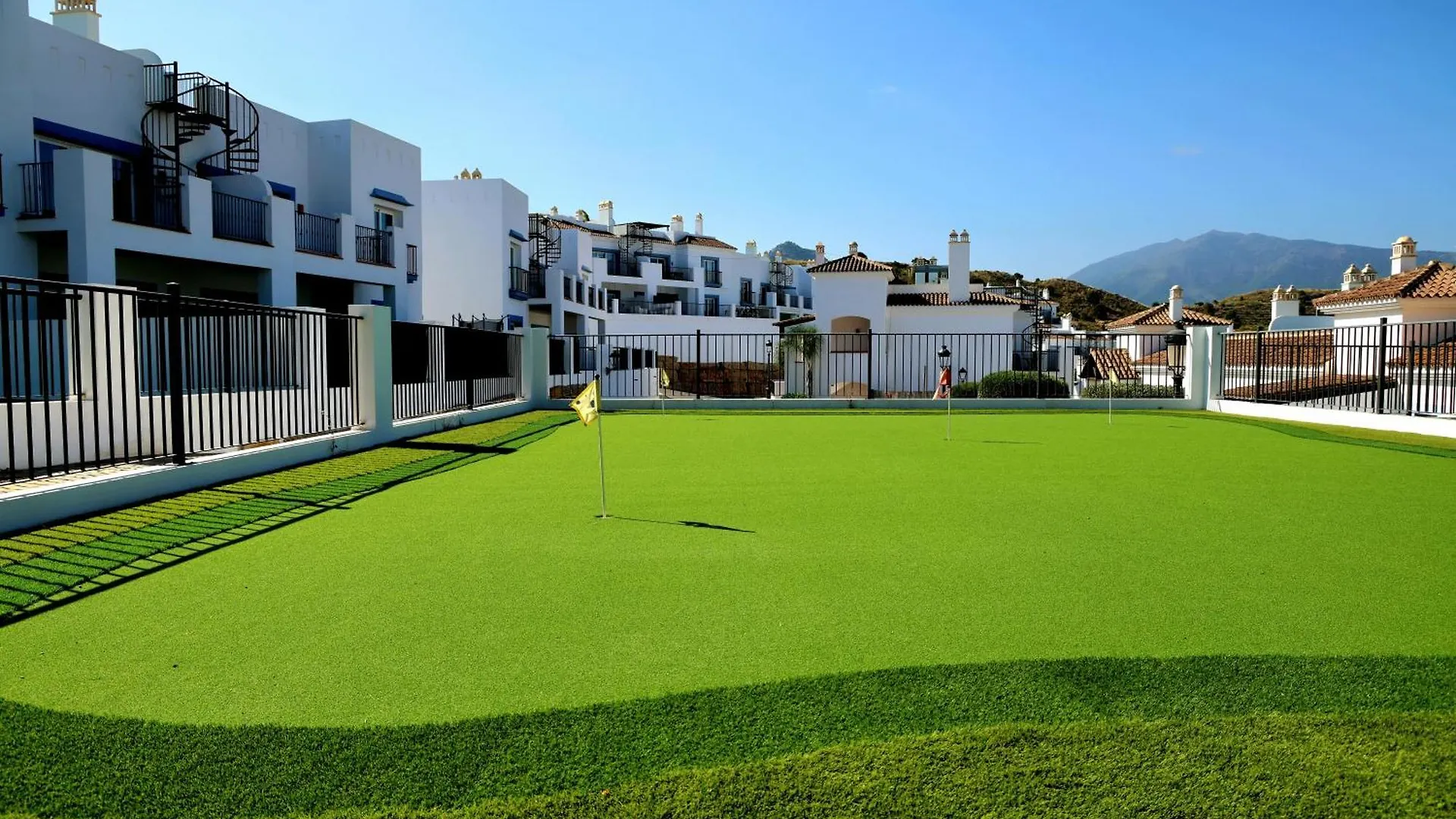Modern Three Bedroom Apart- 6 Pools- Gym -Sun 482 Estepona