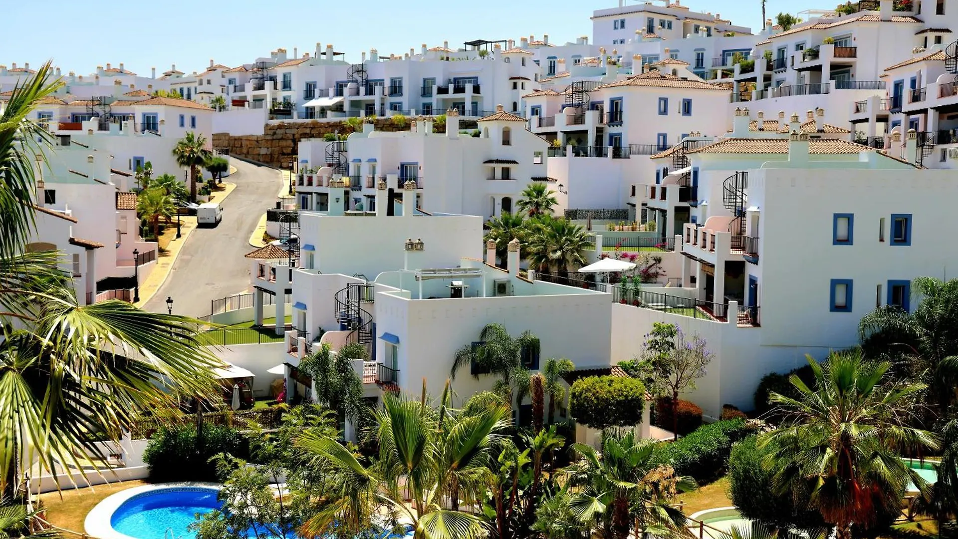 Modern Three Bedroom Apart- 6 Pools- Gym -Sun 482 Estepona